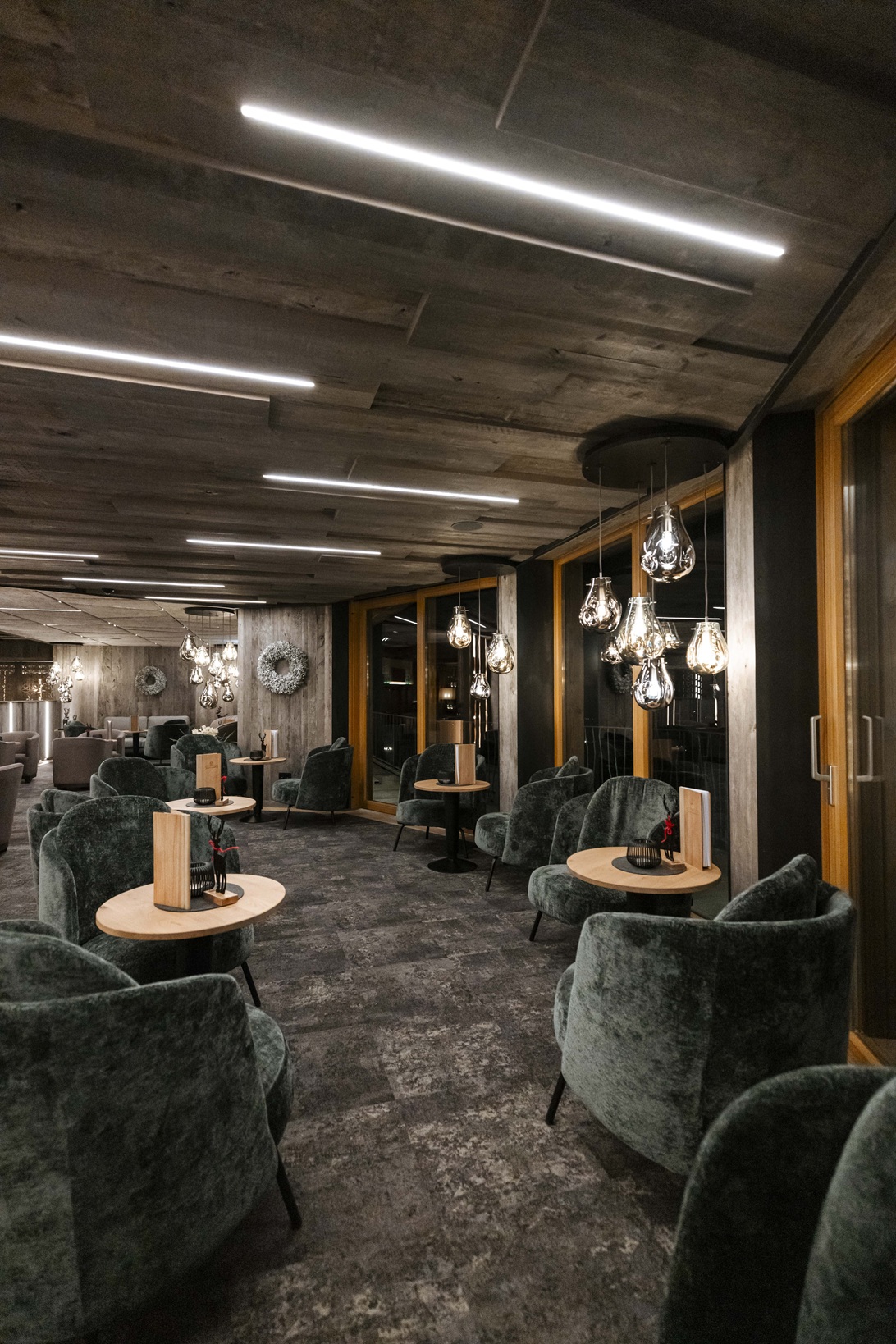 Lounge mit Aussicht im Wellnesshotel Bayerwaldhof gemütliche Tische für 2 Personen an der Hotelbar des Bayerwaldhofes