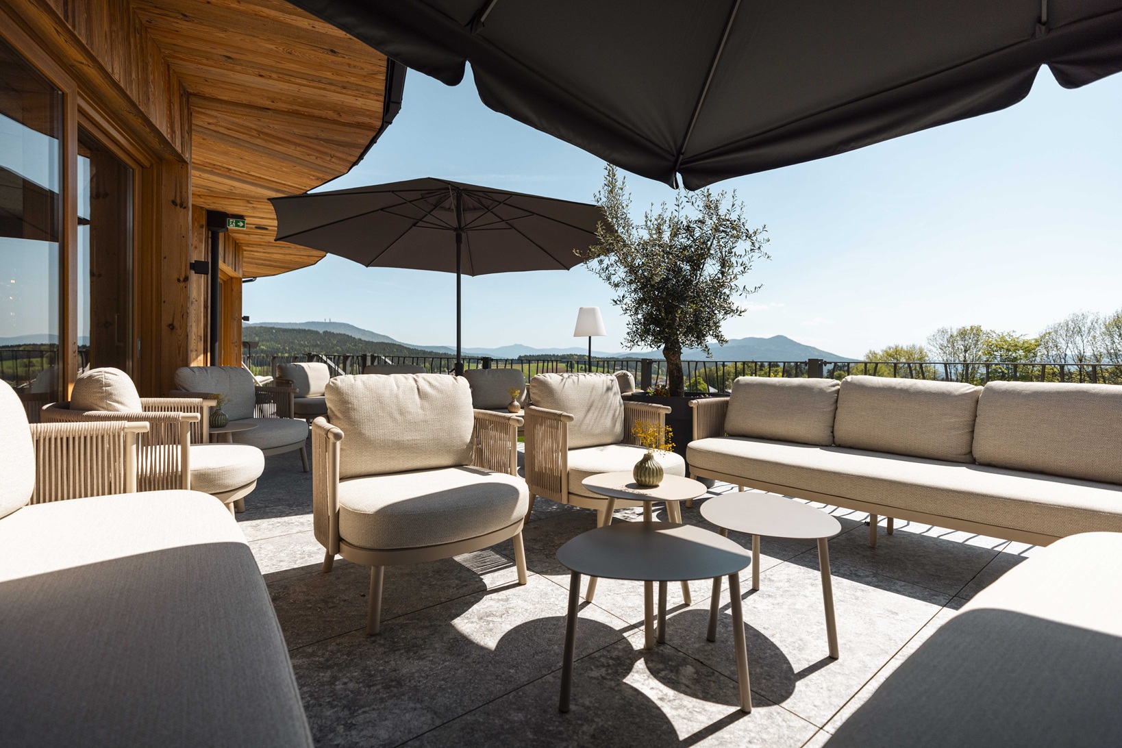 Barterrasse des Wellnesshotel Bayerwaldhof fantastische Aussicht auf der Terrasse in Liebenstein