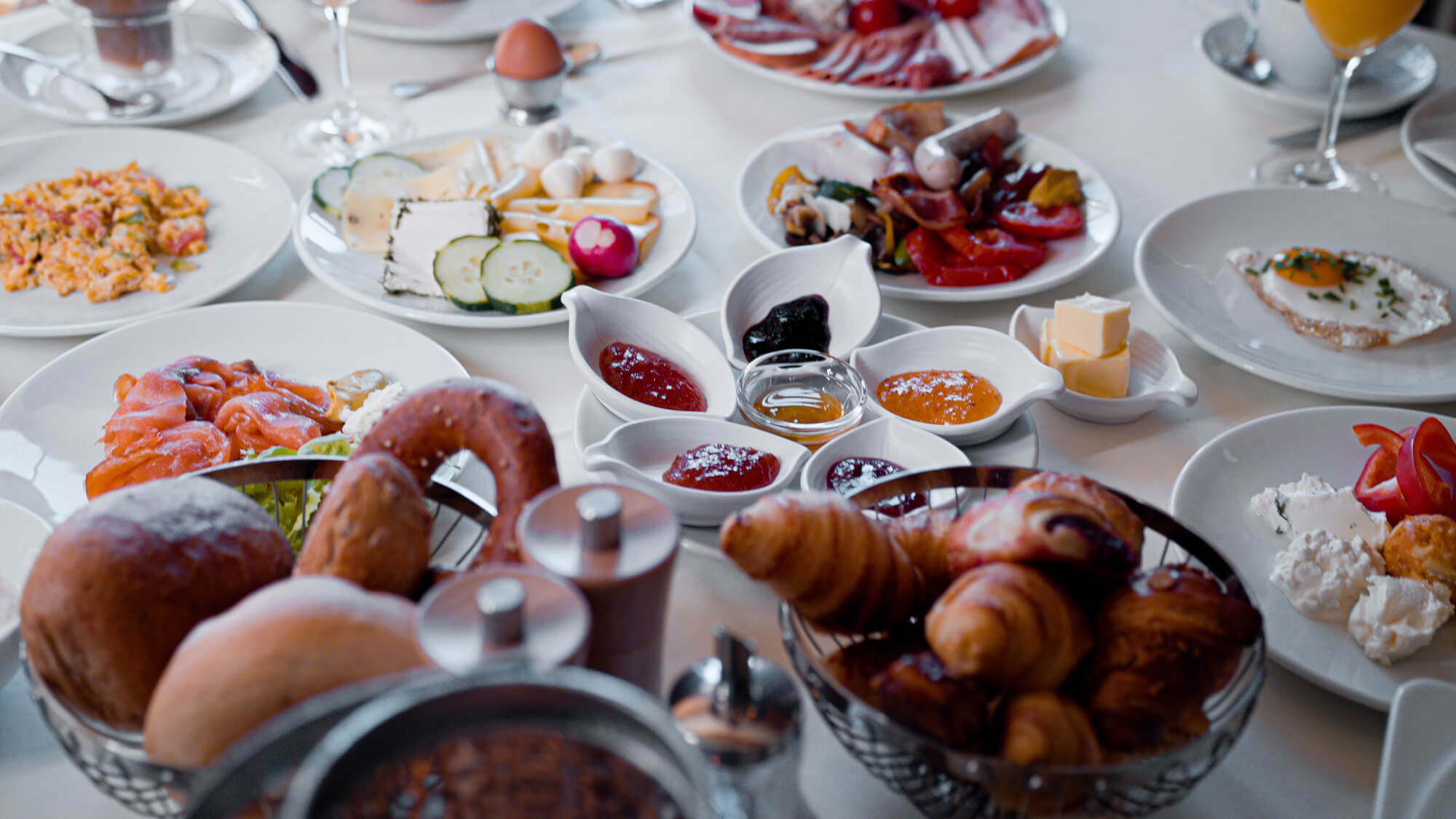 rühstücksbuffet mit Gebäck, Eierspeisen, Aufschnitt, Käse und Marmelade
