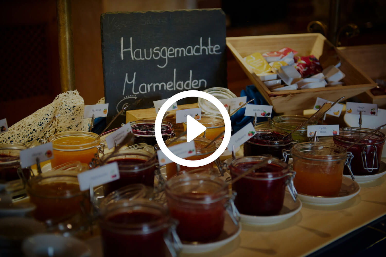 Hausgemachte Marmeladen und Konfitüren in Gläsern im Hofladen des Bayerwaldhofs