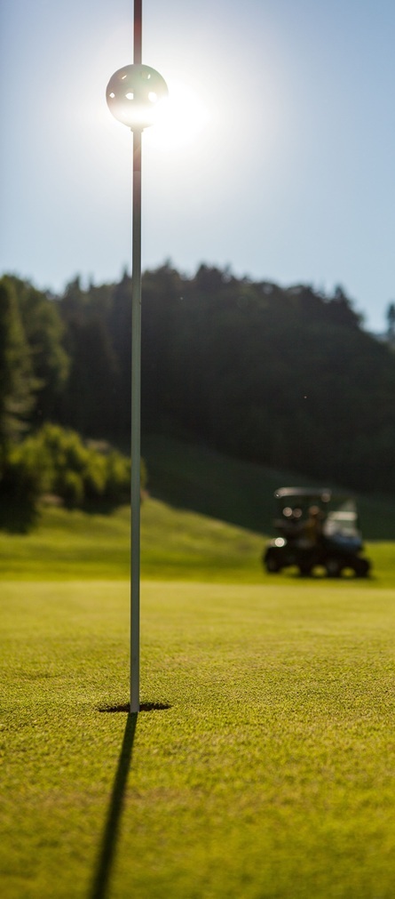 Golfplatz in Furth im Wald Sonne hinter Pin und Golfloch
