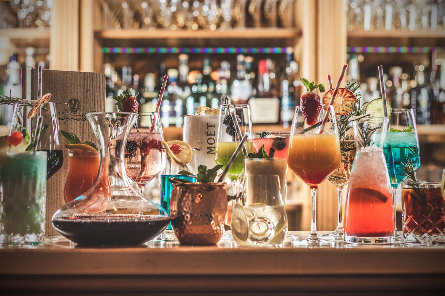 Vielfältige, bunte Cocktails und Drinks an der Hotelbar des Bayerwaldhofs