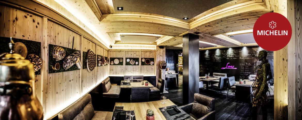 Modernes Restaurant mit Holzverkleidung und Kunstwerken an den Wänden im Bayerwaldhof