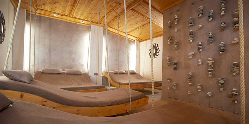 Ruhebereiche mit modernen Liegen und Holzdecke, dekorative Wandelemente