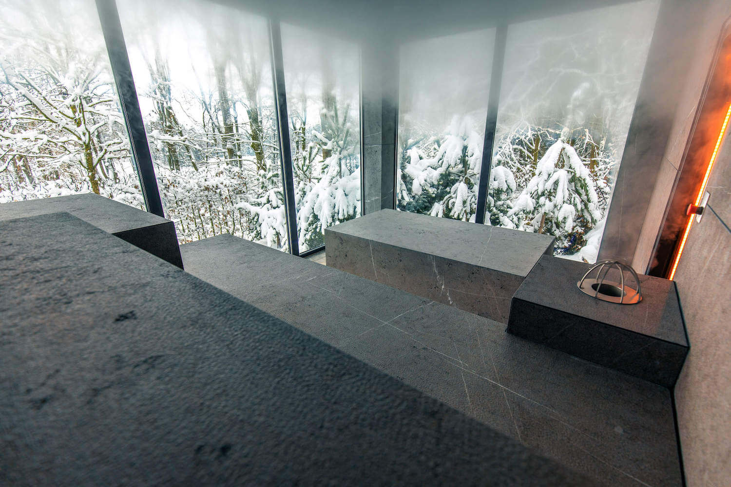 Gemütliche Sauna im Bayerwaldhof mit Holzverkleidung und warmer Beleuchtung