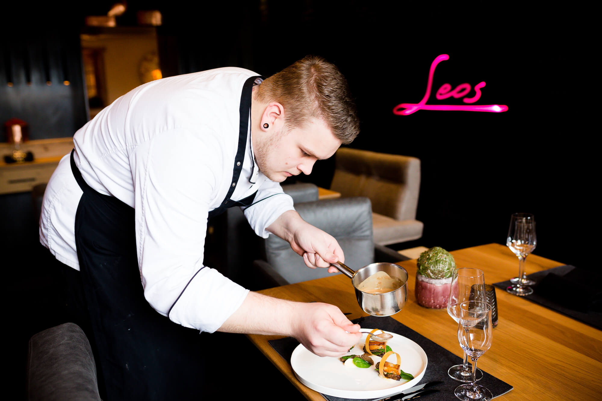 Koch bei der Zubereitung in der Küche des Bayerwaldhof-Restaurants