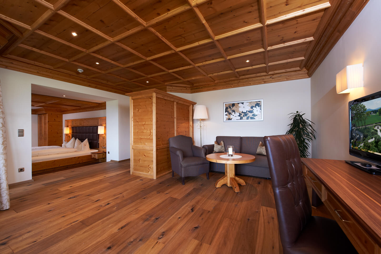 Modernes Hotelzimmer mit Holzdecke und Sitzecke