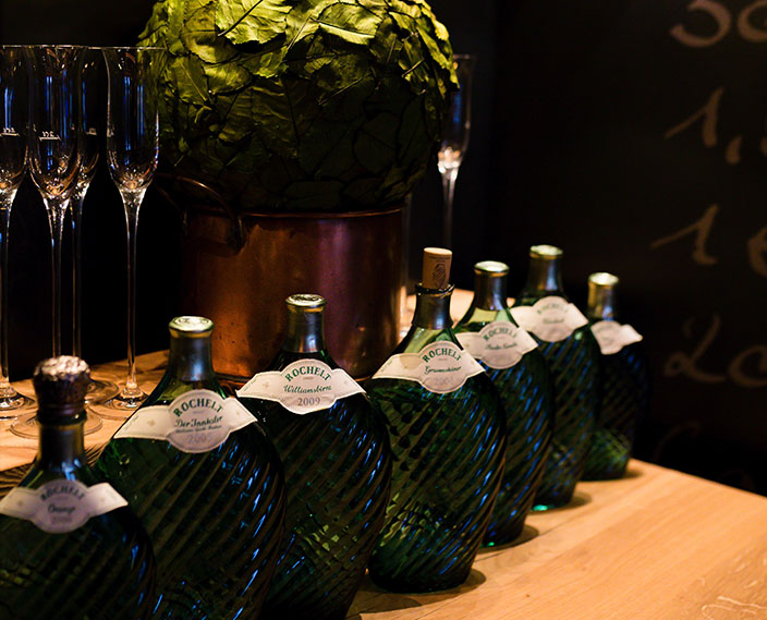 Edle Weinflaschen und Kristallgläser in stimmungsvoller Beleuchtung im Bayerwaldhof