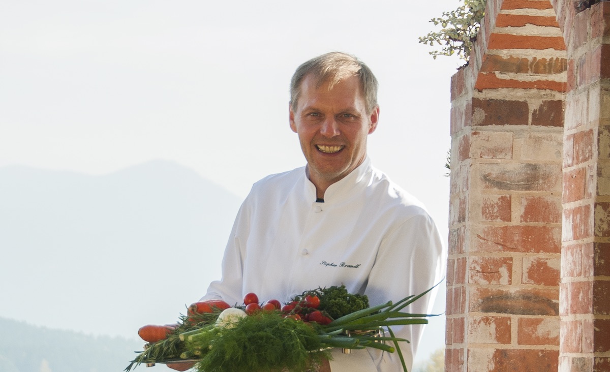 Küchenchef in weißer Kochjacke vor Backsteinwand im Bayerwaldhof