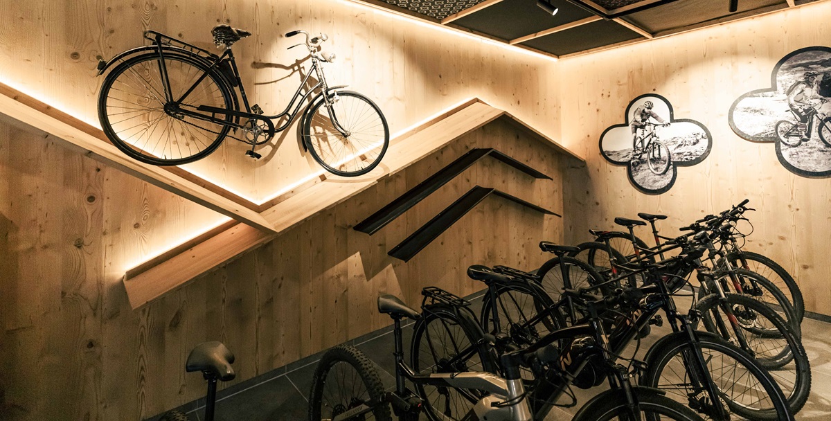 Fahrradkeller im Bayerwaldhof mit modernen E-Bikes und nostalgischer Wanddekoration