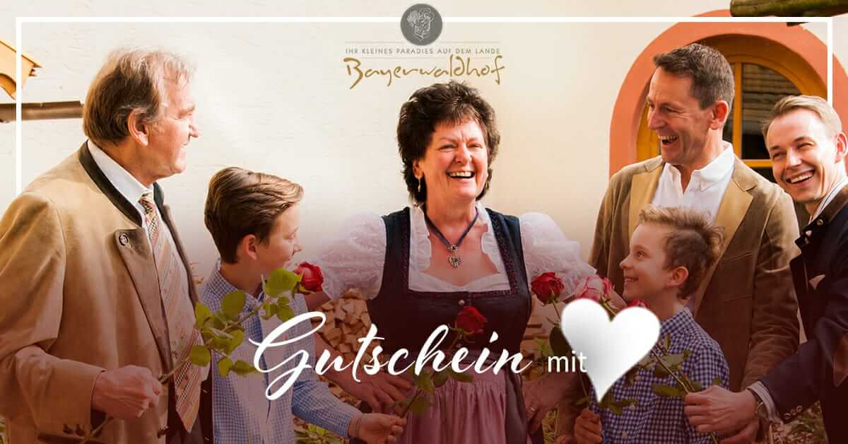 Gastgeberin des Bayerwaldhofs wird herzlich von Familie mit Rosen vor dem Hotel empfangen